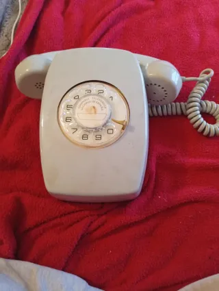 Teléfono antiguo beige y gris