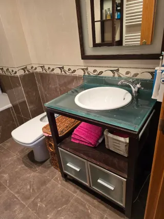 Mueble de lavabo con torre de madera