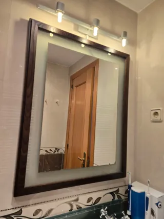 Mueble de lavabo con torre de madera