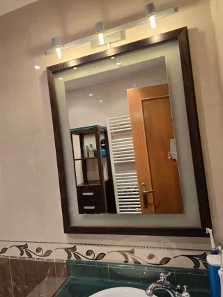 Mueble de lavabo con torre de madera