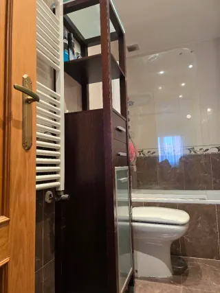 Mueble de lavabo con torre de madera