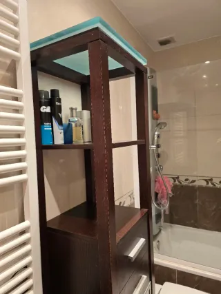 Mueble de lavabo con torre de madera