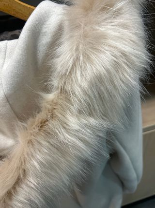 Abrigo beige con capucha y pelo