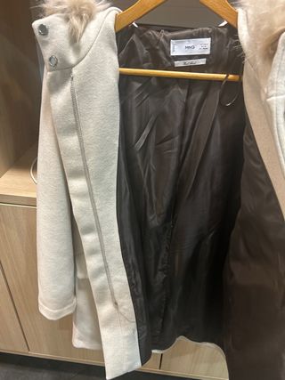 Abrigo beige con capucha y pelo