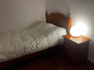 Habitación rústica maciza: cama, mesita y armario