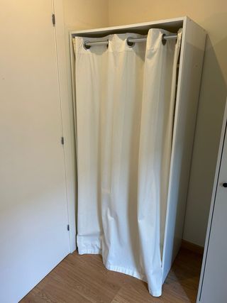 Armario con cortina beige y blanco