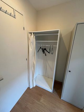 Armario con cortina beige y blanco