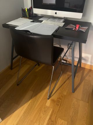 Mesa de escritorio negra con silla