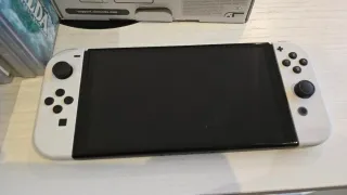 Nintendo Switch OLED + 4 juegos + funda