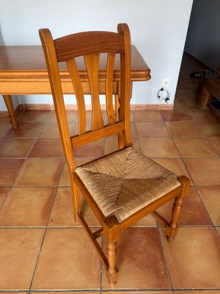 Silla de madera con asiento de enea