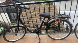 Bicicleta urbana negra con cesta