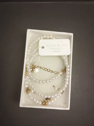 Collar perlas y hojas doradas