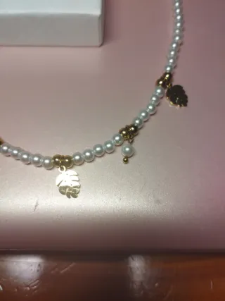 Collar perlas y hojas doradas