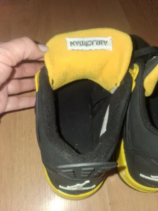 Air Jordan Retro 4 Negro Amarillo