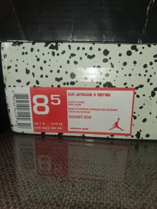 Air Jordan Retro 4 Negro Amarillo