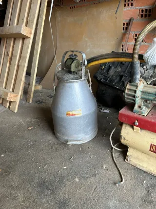 Ordeñadora de leche La Nacional