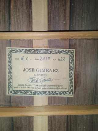 Guitarra Artesanal Palo Santo Madagascar