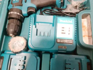 Taladro Makita con accesorios