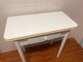 Mesa auxiliar blanca con cajón