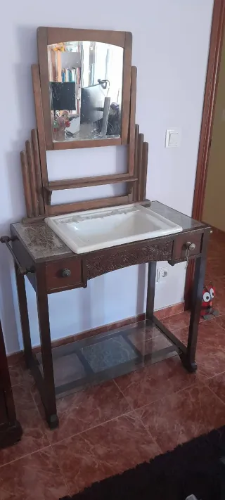 Tocador de madera con espejo y cristal. Antigüedad