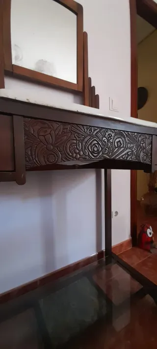 Tocador de madera con espejo y cristal. Antigüedad