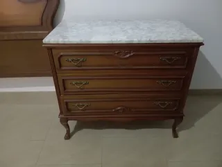 Dormitorio 105: Cabecero, Cómoda y Mesita