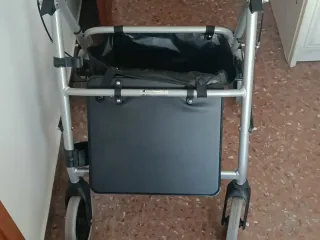 Andador 4 ruedas casi nuevo