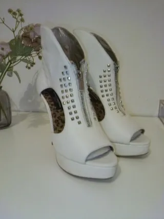 Botines blancos con tachuelas y cremallera