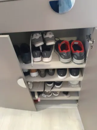 Mueble de entrada beige y plateado