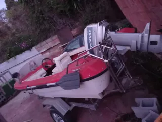 Lancha 4 metros roja y blanca