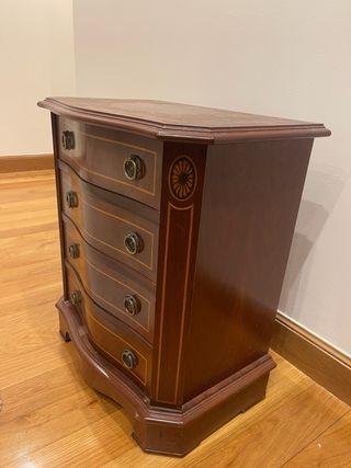 Cómoda de madera con cajones