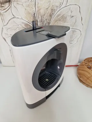 Cafetera Dolce Gusto Blanca y Gris