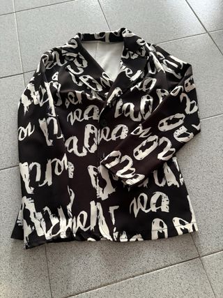 Blazer estampado letras blanco y negro