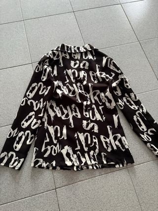 Blazer estampado letras blanco y negro