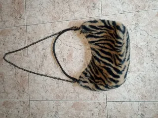 Bolso peludo Stradivarius estampado cebra