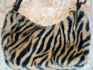 Bolso peludo Stradivarius estampado cebra