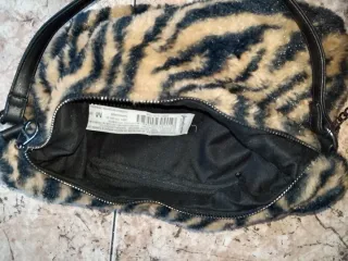 Bolso peludo Stradivarius estampado cebra