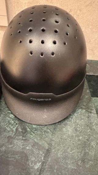 Casco y pantalón equitación negro Fouganza