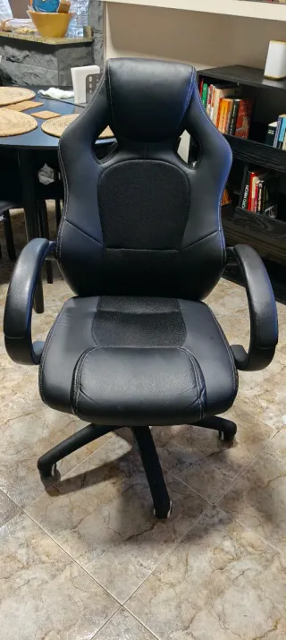 Silla de oficina negra con ruedas