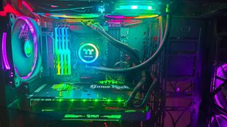 PC Gaming Potente y Visualmente Atractiva