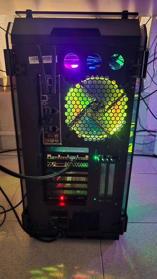 PC Gaming Potente y Visualmente Atractiva