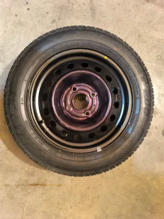 Neumático Dunlop y llanta acero.