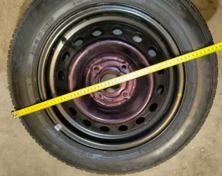 Neumático Dunlop y llanta acero.