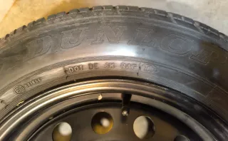 Neumático Dunlop y llanta acero.