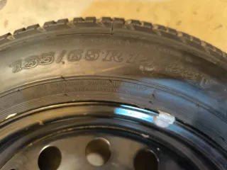 Neumático Dunlop y llanta acero.