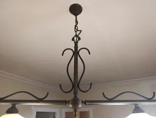 Lámpara de forja con tulipas de cristal