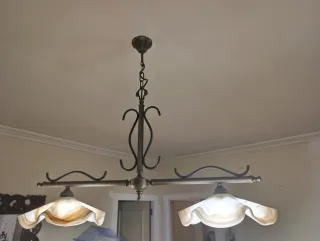 Lámpara de forja con tulipas de cristal