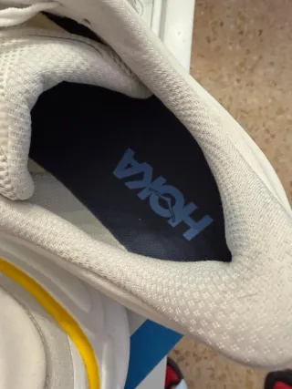 Zapatillas Hoka Blancas con Detalles Amarillos