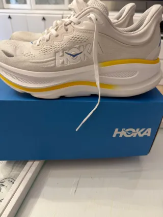 Zapatillas Hoka Blancas con Detalles Amarillos