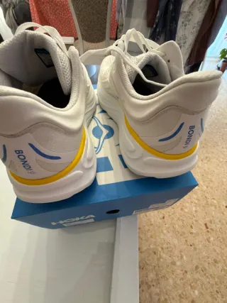 Zapatillas Hoka Blancas con Detalles Amarillos